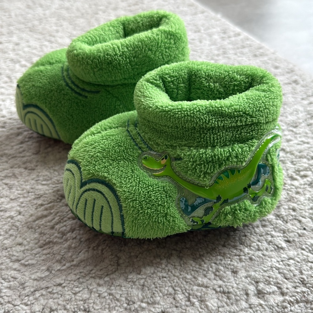 *LIKE NEW* Disney Pixar Arlo the Good Dinosaur Slippers -Boys & Girls- Size 5-6 - Picture 2 of 6